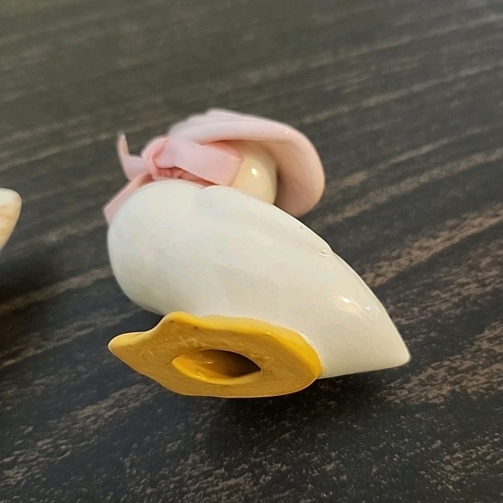 2 Vintage ceramic duck W Bonnet figurine - Picture 4 of 8